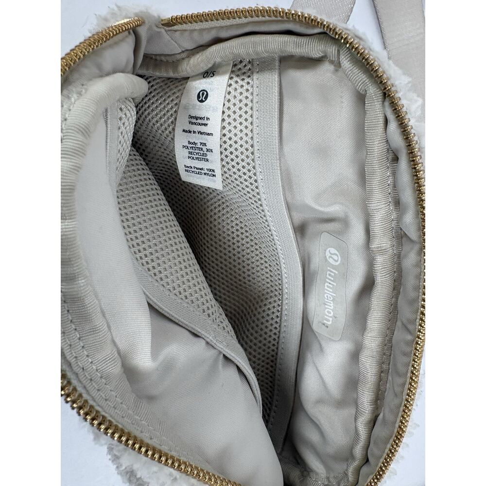 Lululemon Everywhere Belt Bag 1L Fleece White Opal/Gold Beautiful Crossbody - Picture 4 of 9